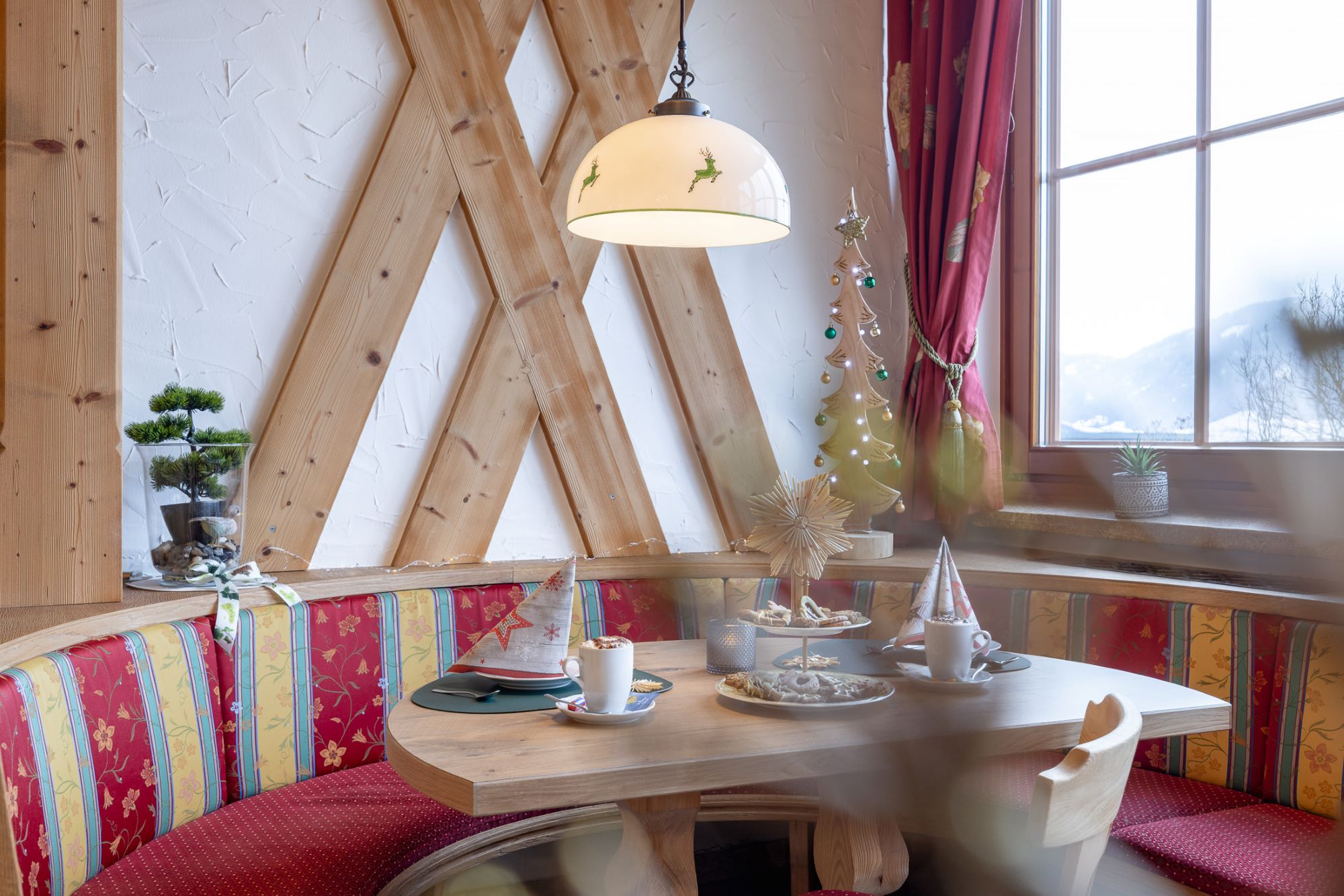 Weihnachtliche Stimmung am gedeckten Tisch im Hotel Post Örglwirt in Mariapfarr