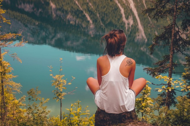 Durchatmen in der Natur © Foto von Cristina Gottardi auf Unsplash